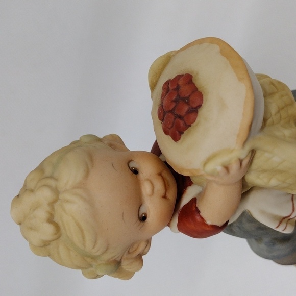 Vintage Enesco Special Edition 1989 Girl with Pie Porcelain Figurine - Picture 3 of 13